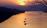 Cảm nhận vẻ đẹp của sông Hương qua đoạn trích